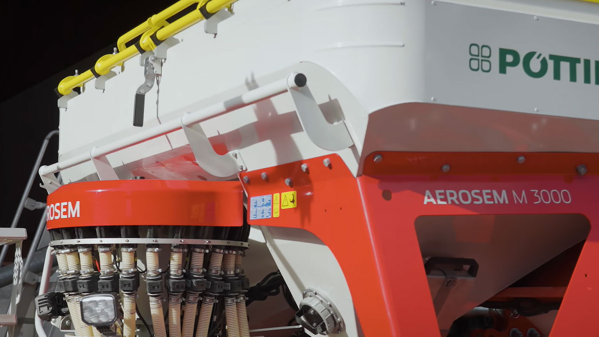 Головна 25 Pöttinger оснастила Aerosem M розділеним бункером для висіву насіння і добрив