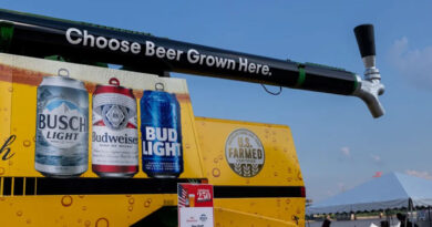 Anheuser-Busch перетворила комбайн John Deere на 10-тонний мобільний пивний бар