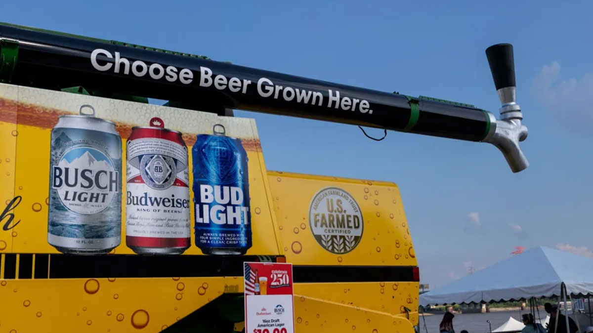 Anheuser-Busch перетворила комбайн John Deere на 10-тонний мобільний пивний бар